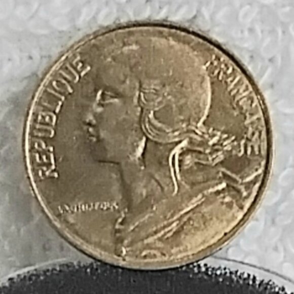 Circulated 1996 France 10 Centimes Coin Made of Copper/Aluminum/Nickel!! - Picture 2 of 3